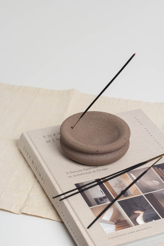 Incense holders with a minimalist design inspired by the beauty of volcanic textures. They are sturdy, sustainable and handmade in Portugal. You can use any scent in the holder. In addition to the fragrance, this holder is an imposing piece of decoration for any space.