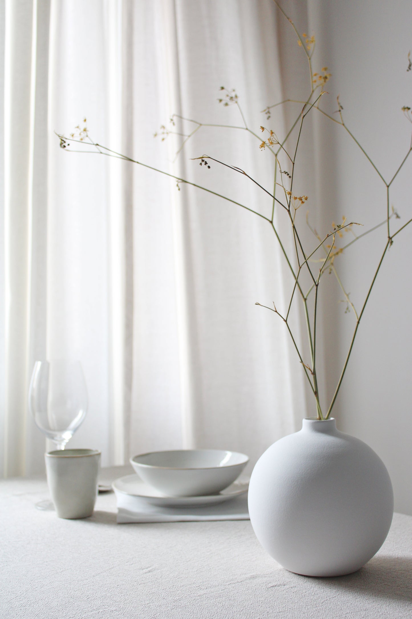 Blanc 03 Vase, ceramic with a minimalist design, handmade in Portugal. Ideal for displaying flowers or as a standalone decorative vase.