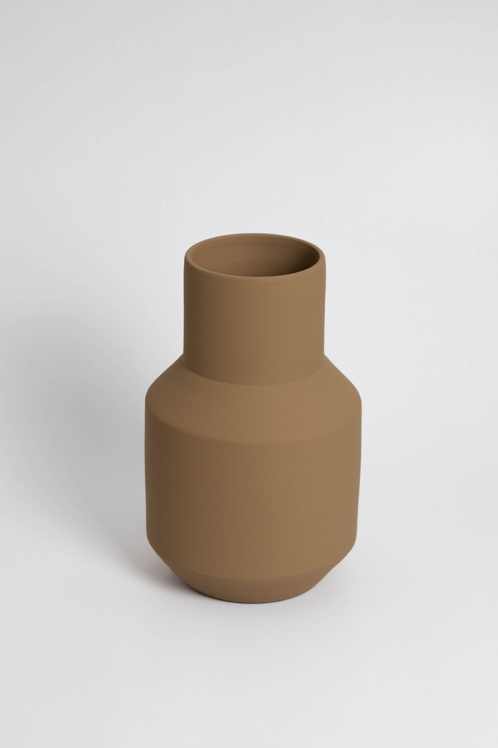 Sado light brown, ceramic with a minimalist design, handmade in Portugal. Ideal for displaying flowers or as a standalone decorative vase.