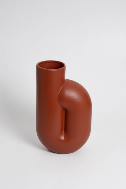 Nono terracotta, ceramic with a minimalist design, handmade in Portugal. Ideal for displaying flowers or as a standalone decorative vase.