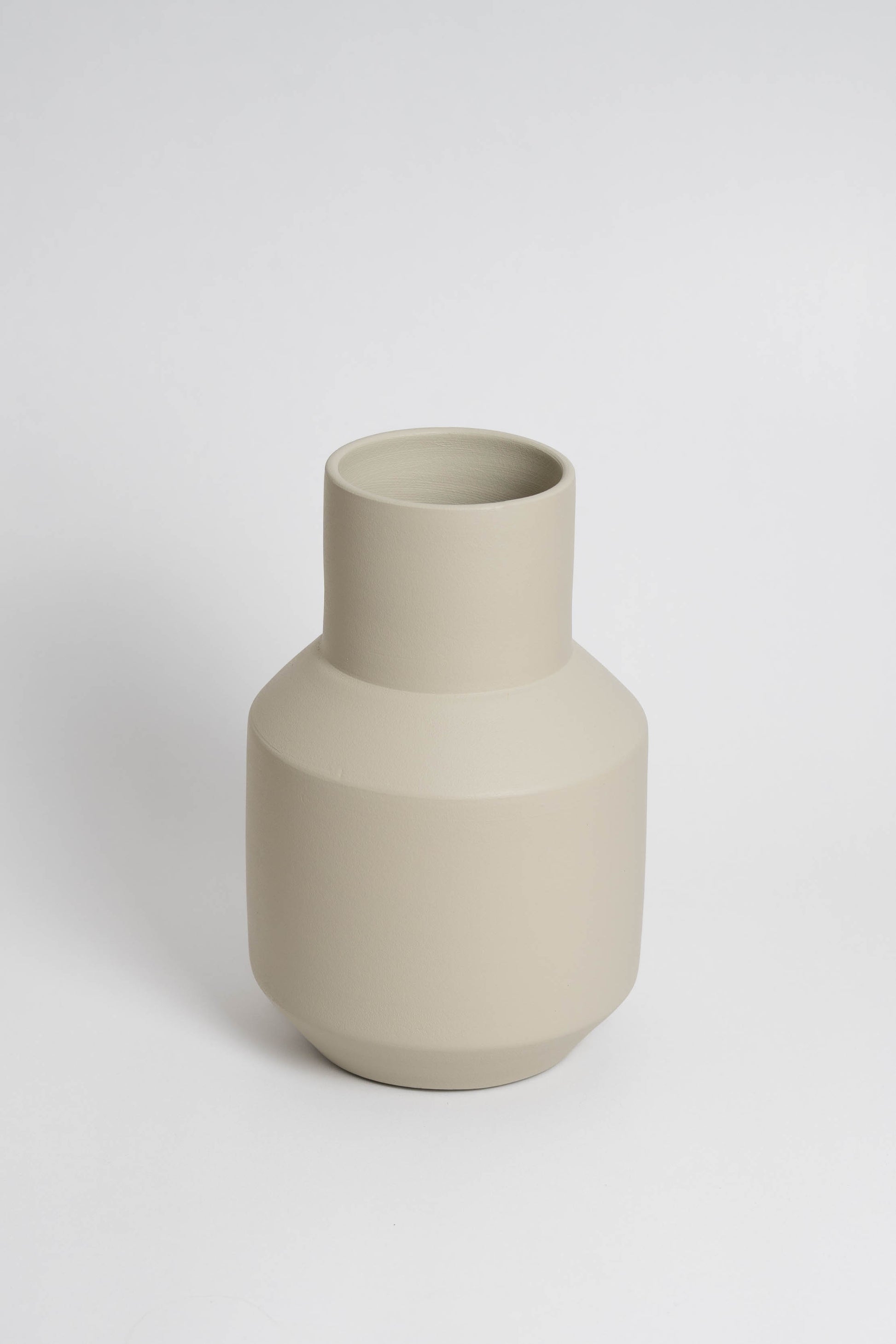 Sado off white, ceramic with a minimalist design, handmade in Portugal. Ideal for displaying flowers or as a standalone decorative vase.