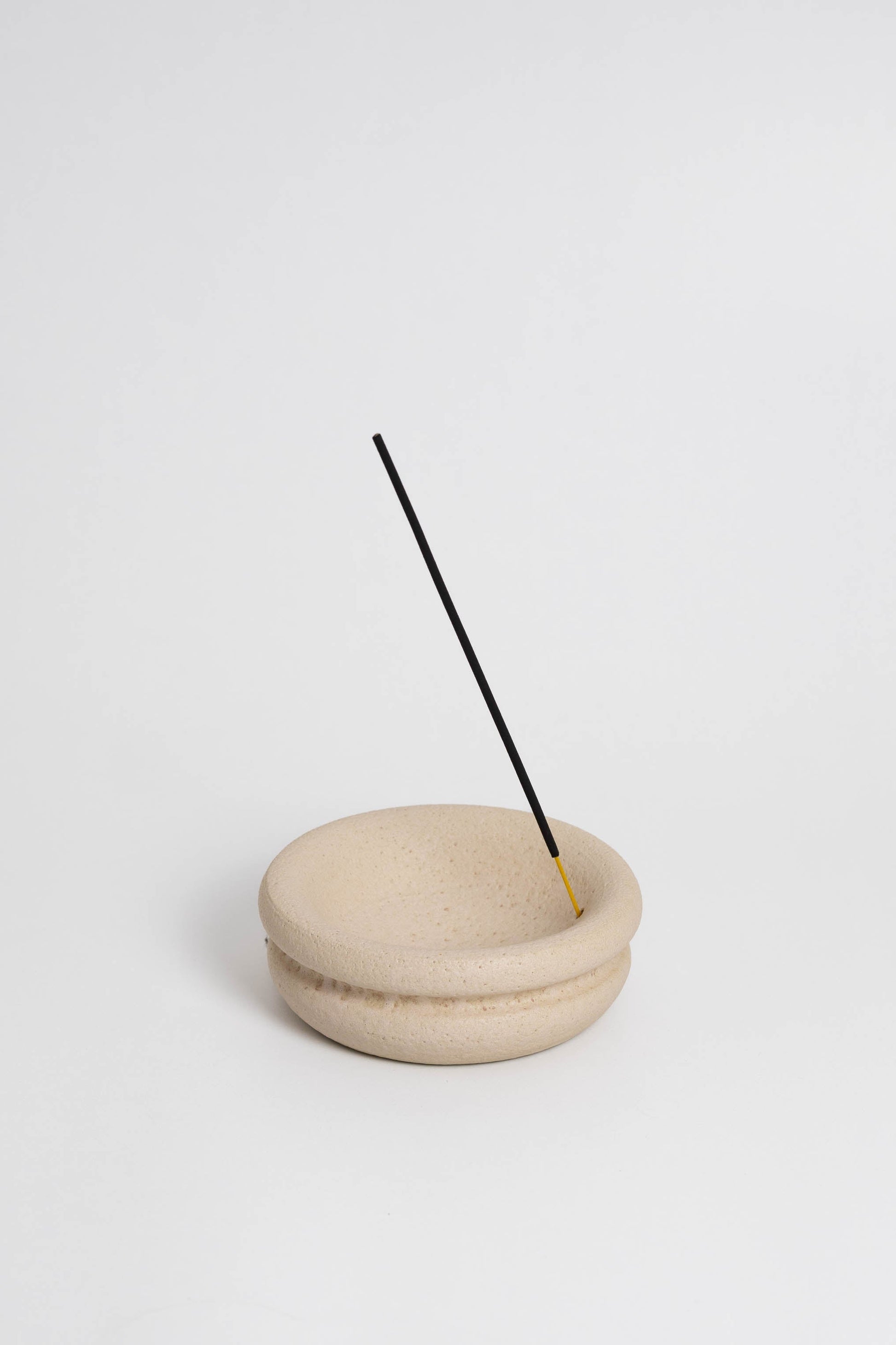 Incense holders in cream with a minimalist design inspired by the beauty of volcanic textures. They are sturdy, sustainable and handmade in Portugal. You can use any scent in the holder. In addition to the fragrance, this holder is an imposing piece of decoration for any space.