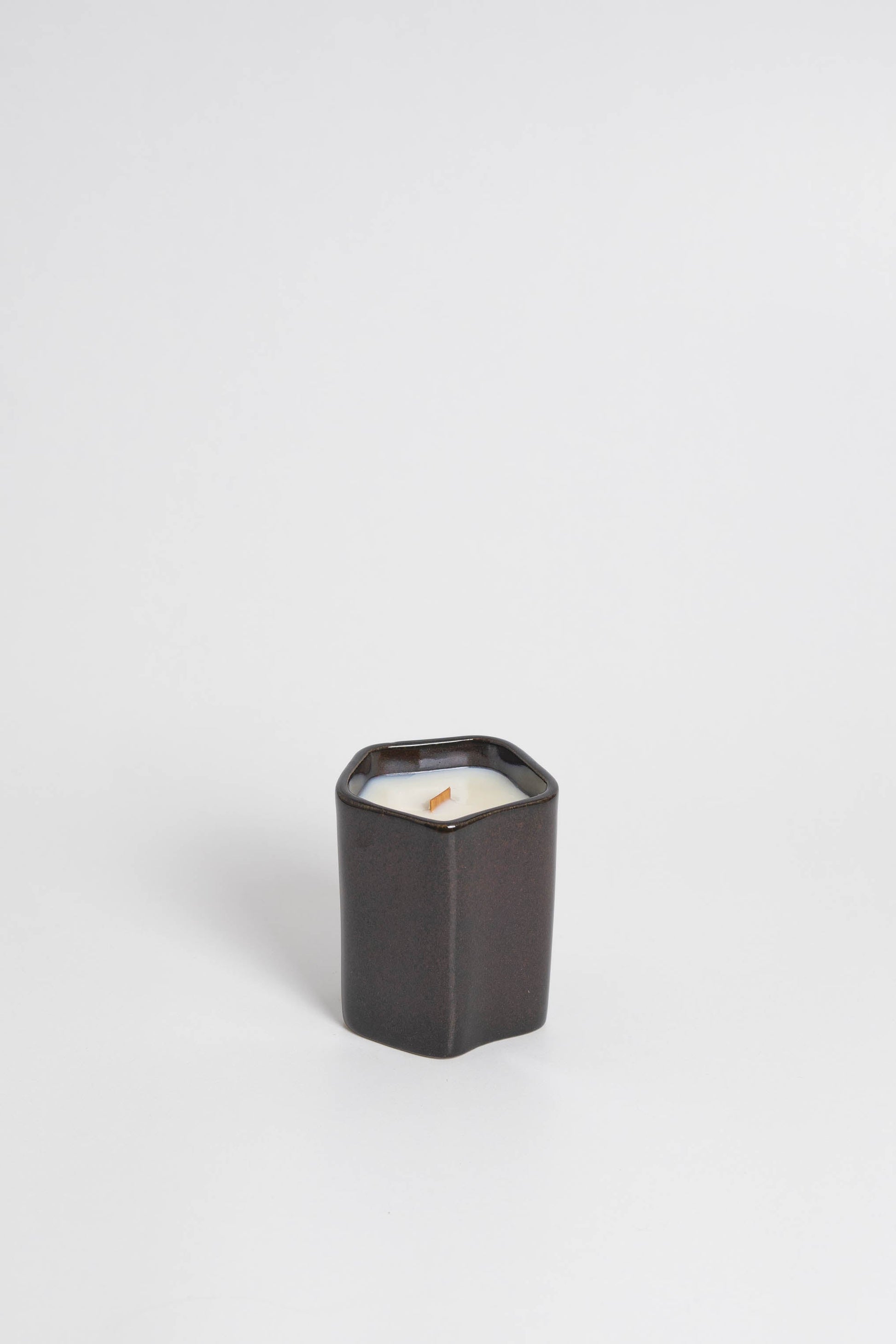 Handmade scented candles with 100% natural wax and a wick made from reused wood. Peach fragrance will bring calm to your space.
This product is 100% Vegan and Cruelty-Free