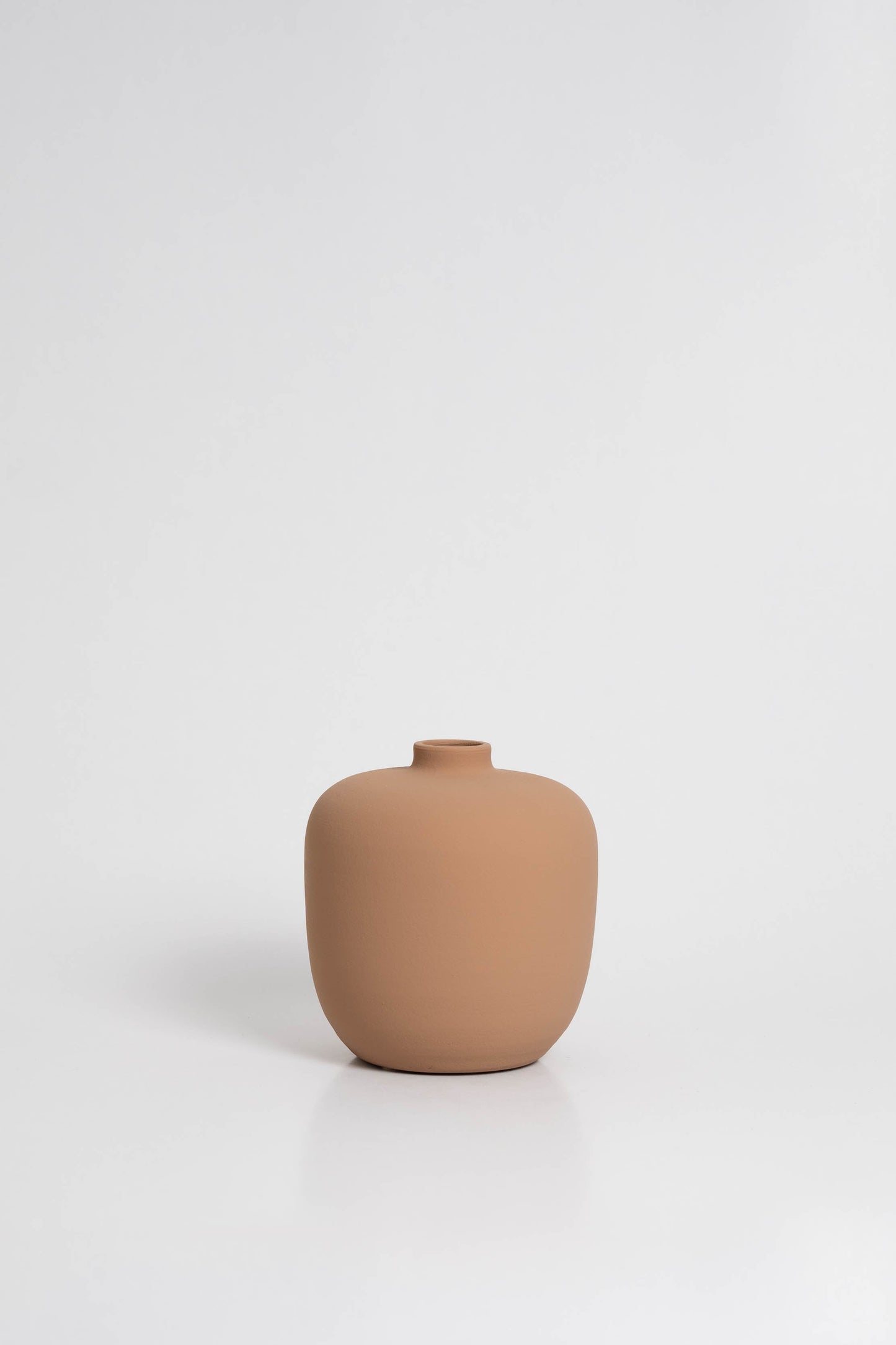 Blanc 05 Vase in peach, ceramic with a minimalist design, handmade in Portugal. Ideal for displaying flowers or as a standalone decorative vase.