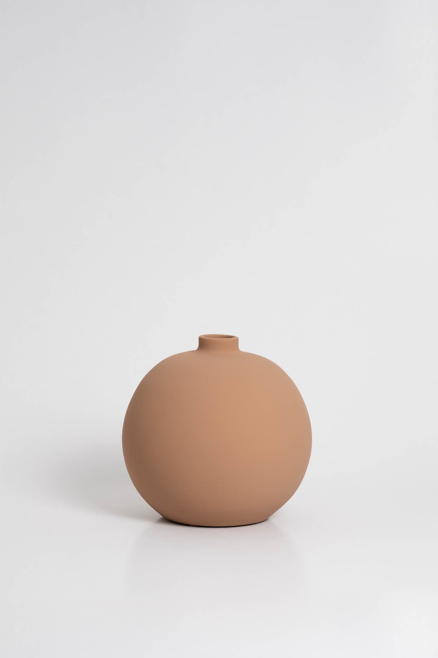 Blanc 03 Vase in peach, ceramic with a minimalist design, handmade in Portugal. Ideal for displaying flowers or as a standalone decorative vase.