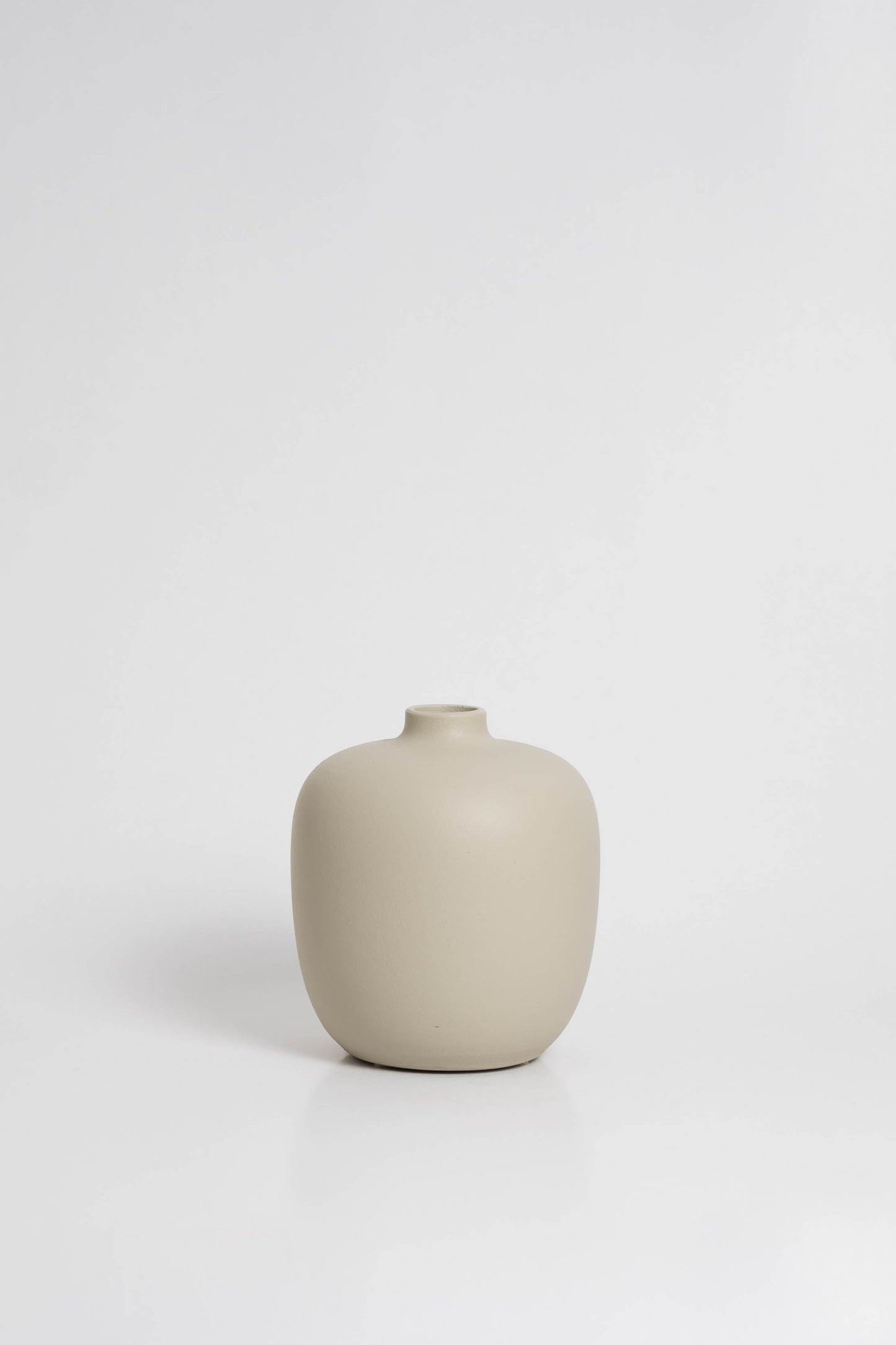 Blanc 05 Vase in off white, ceramic with a minimalist design, handmade in Portugal. Ideal for displaying flowers or as a standalone decorative vase.