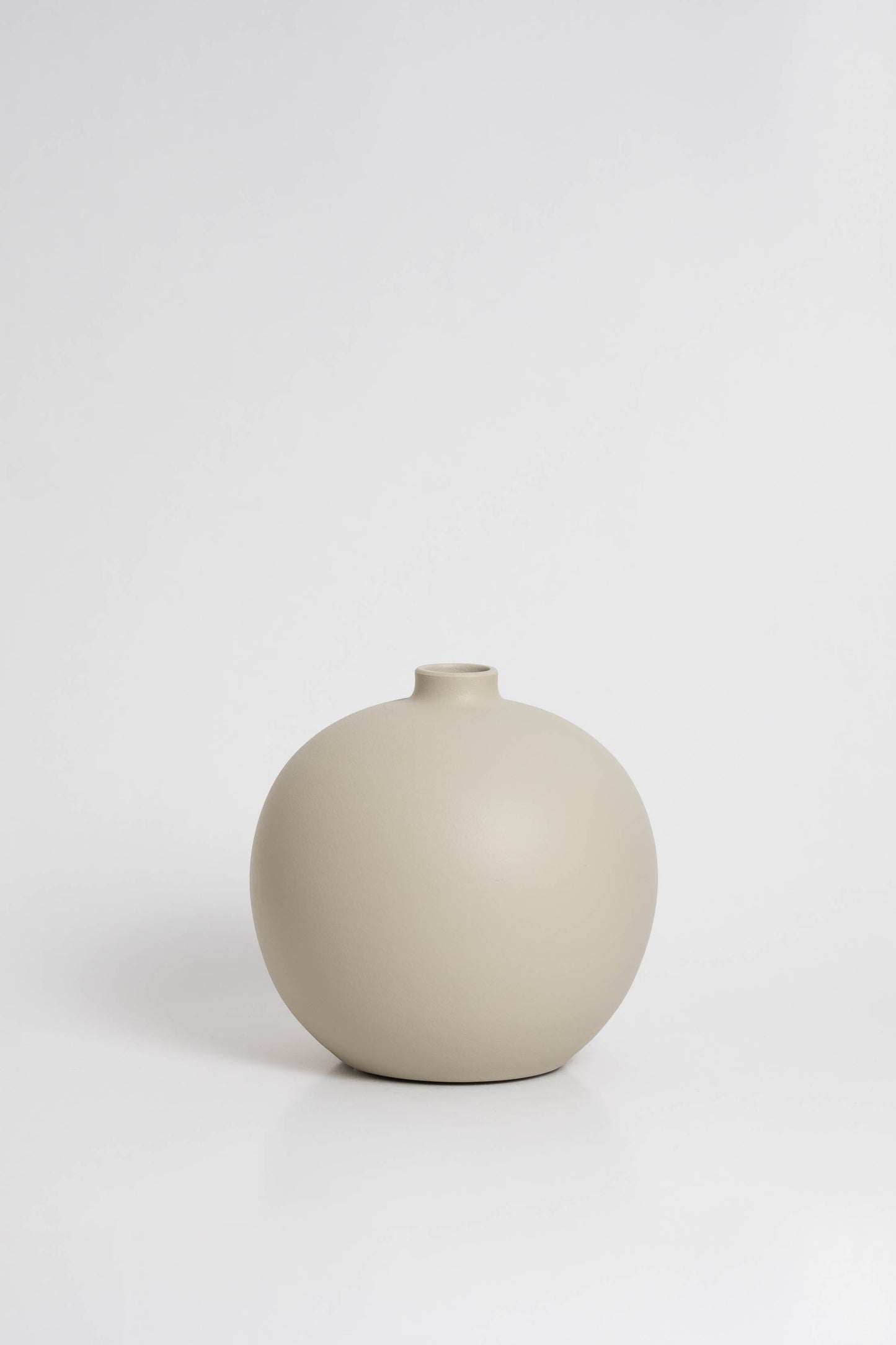 Blanc 03 Vase in off white, ceramic with a minimalist design, handmade in Portugal. Ideal for displaying flowers or as a standalone decorative vase.