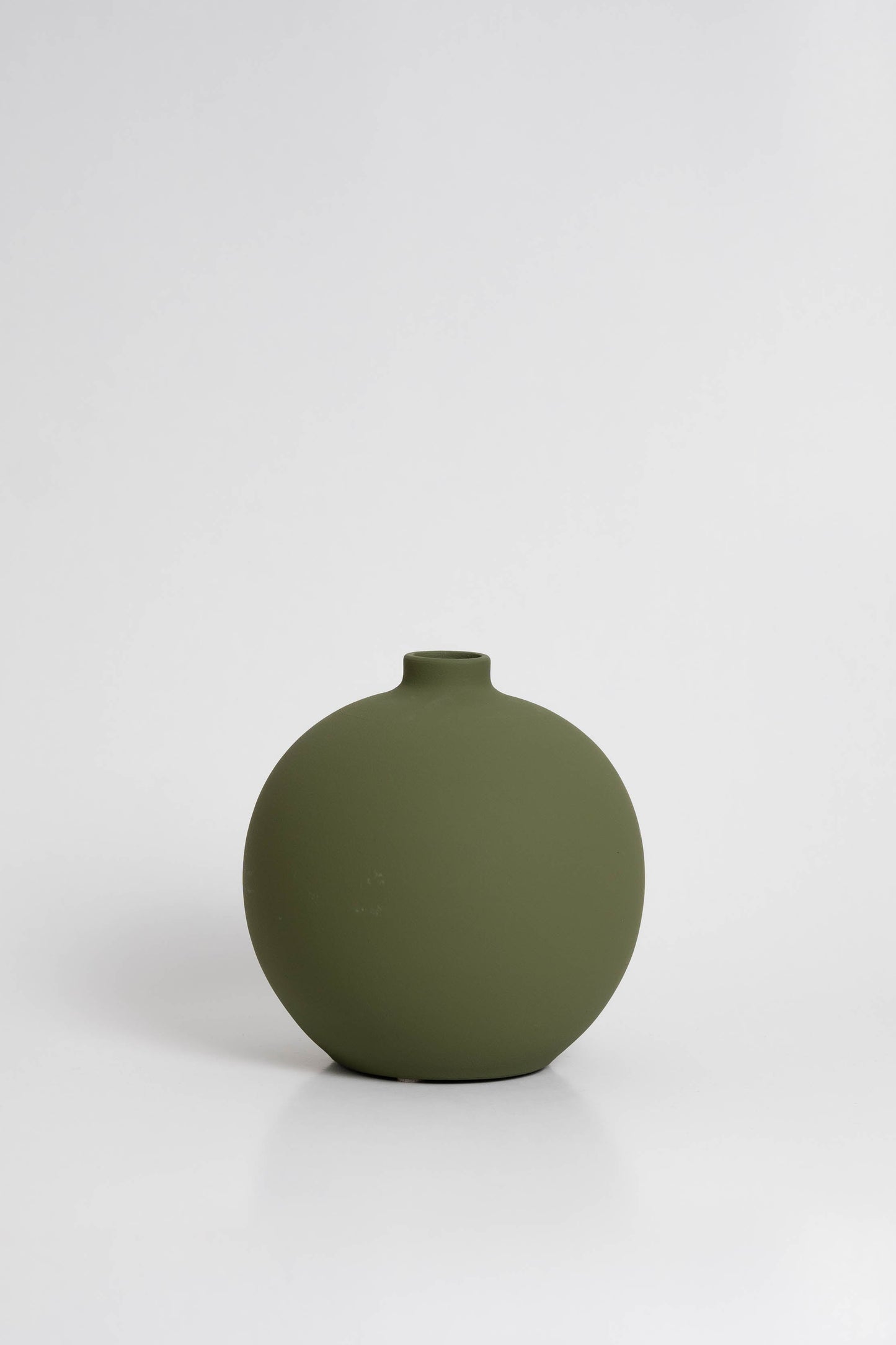 Blanc 03 Vase in olive green, ceramic with a minimalist design, handmade in Portugal. Ideal for displaying flowers or as a standalone decorative vase.