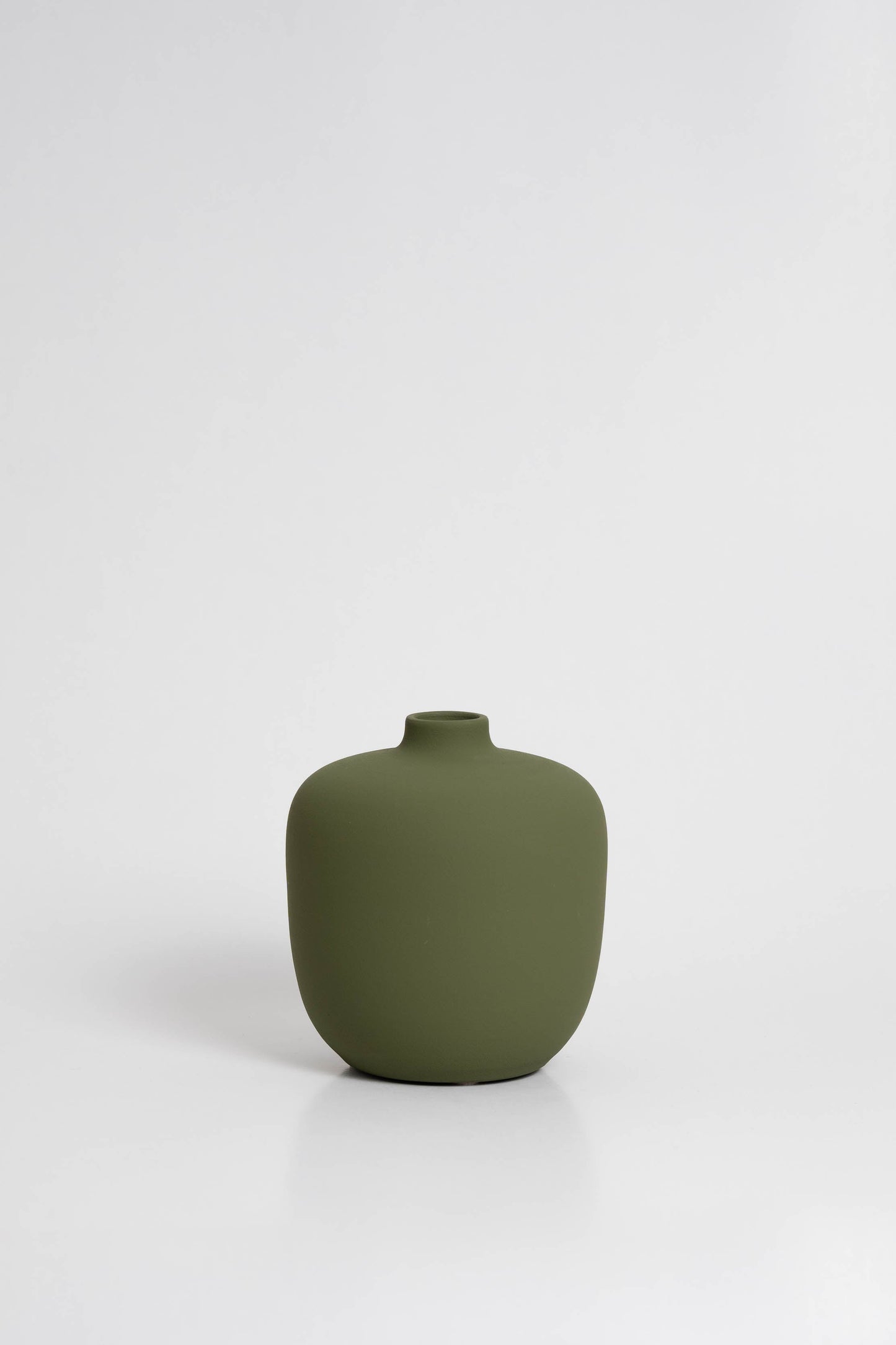 Blanc 05 Vase in olive green, ceramic with a minimalist design, handmade in Portugal. Ideal for displaying flowers or as a standalone decorative vase.