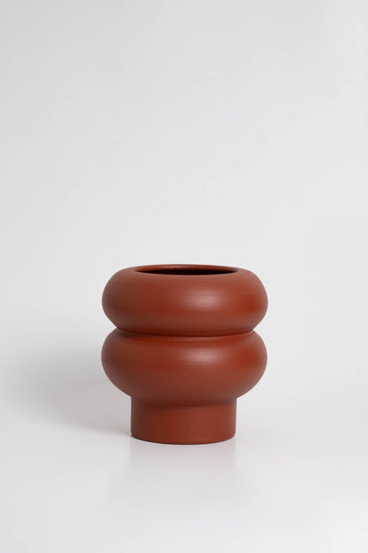 Ripple small in terracotta, ceramic with a minimalist design, handmade in Portugal. Ideal for displaying flowers or as a standalone decorative vase.