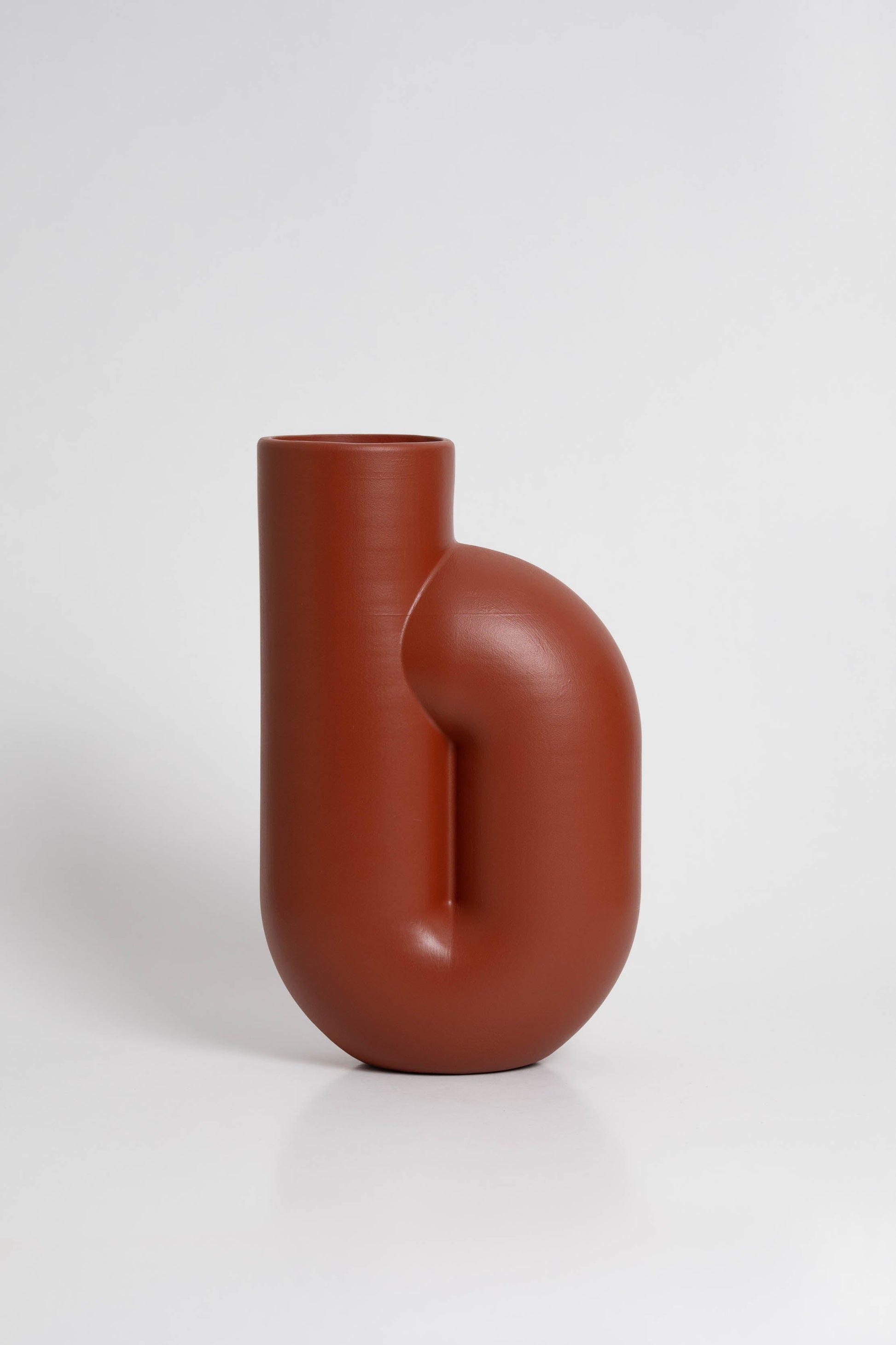 Nono Vase in terracotta ceramic with a minimalist design, handmade in Portugal. Ideal for displaying flowers or as a standalone decorative vase.