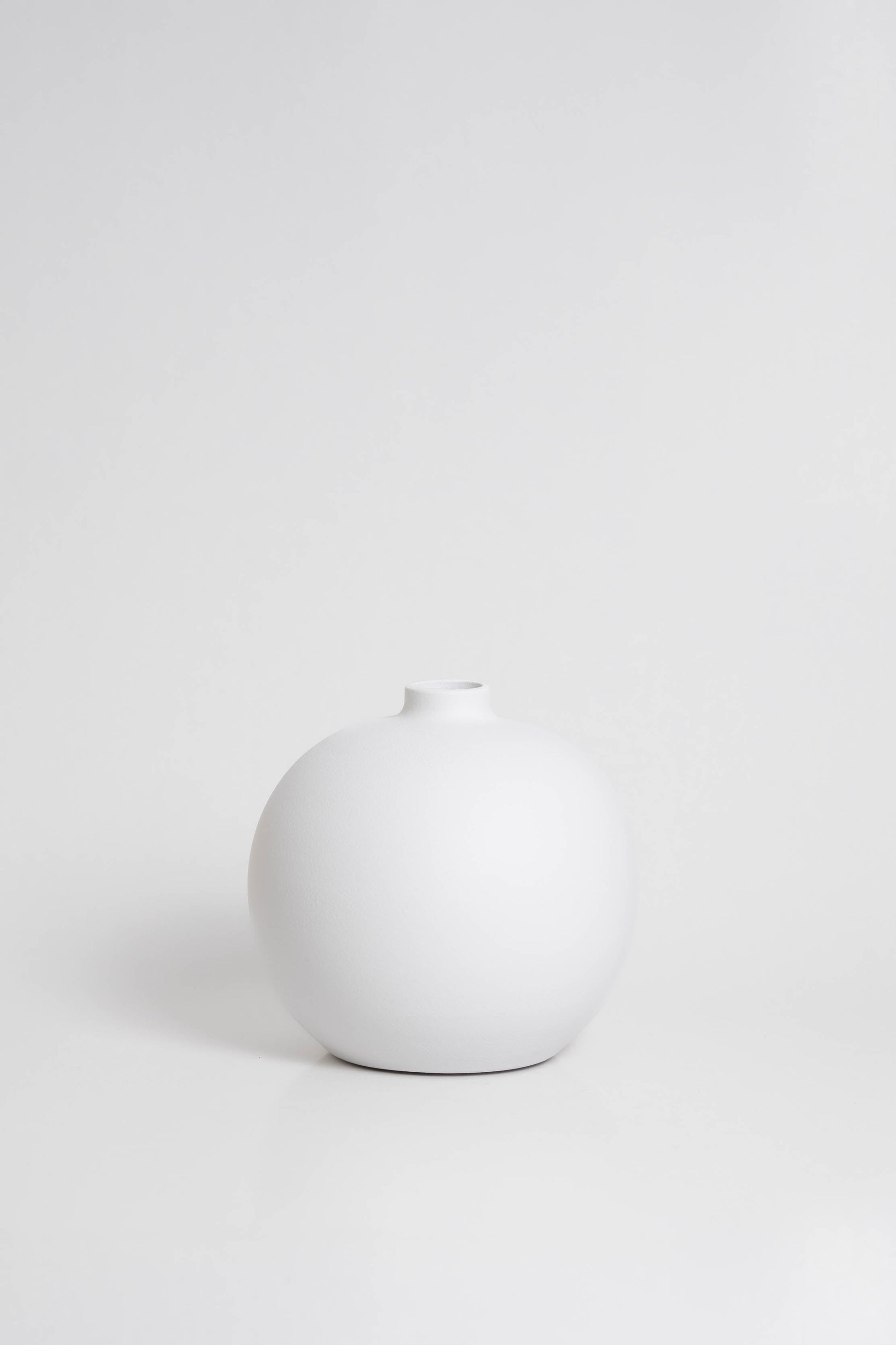 Blanc 03 Vase in white, ceramic with a minimalist design, handmade in Portugal. Ideal for displaying flowers or as a standalone decorative vase.