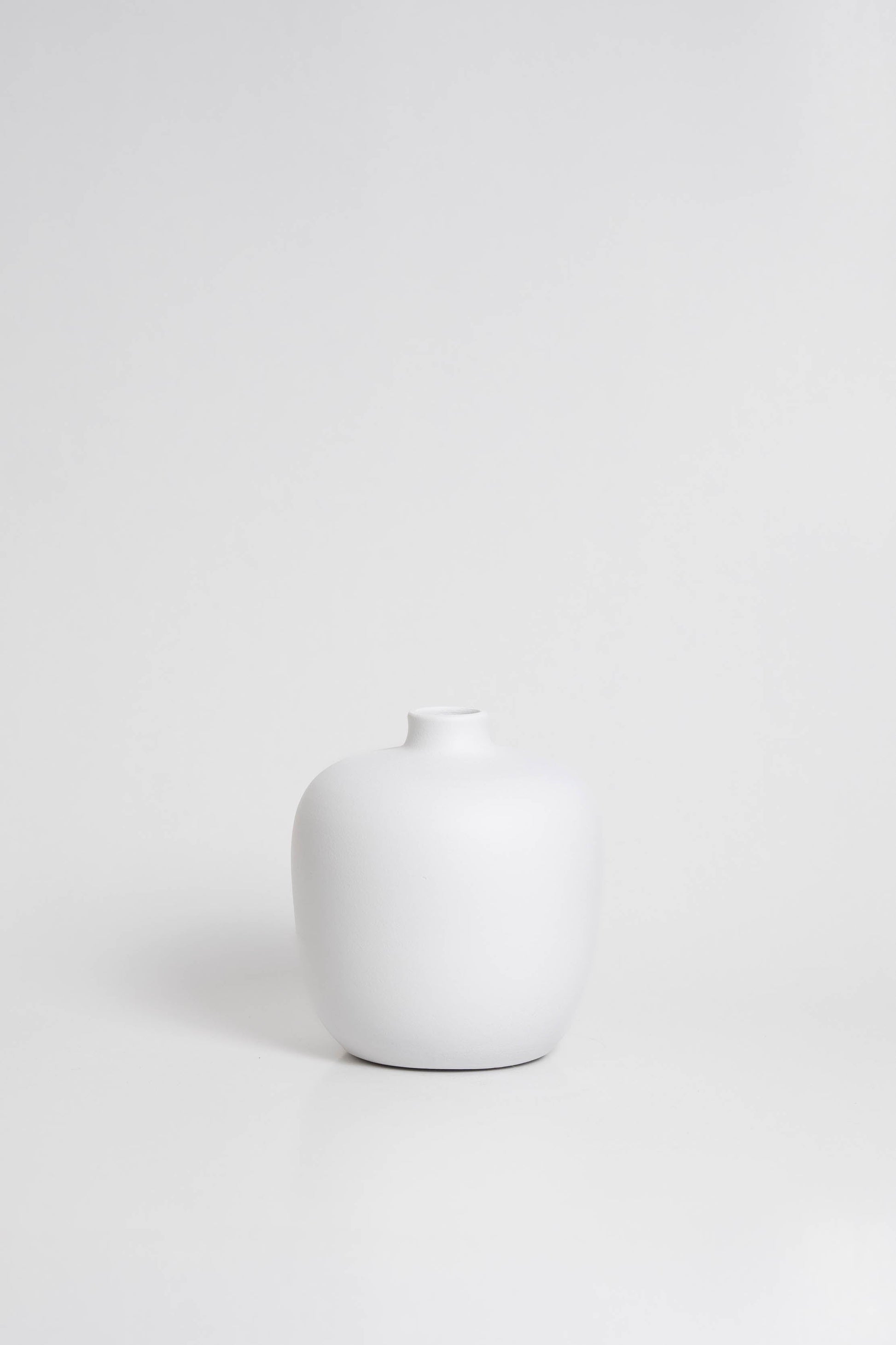 Blanc 05 Vase in white, ceramic with a minimalist design, handmade in Portugal. Ideal for displaying flowers or as a standalone decorative vase.