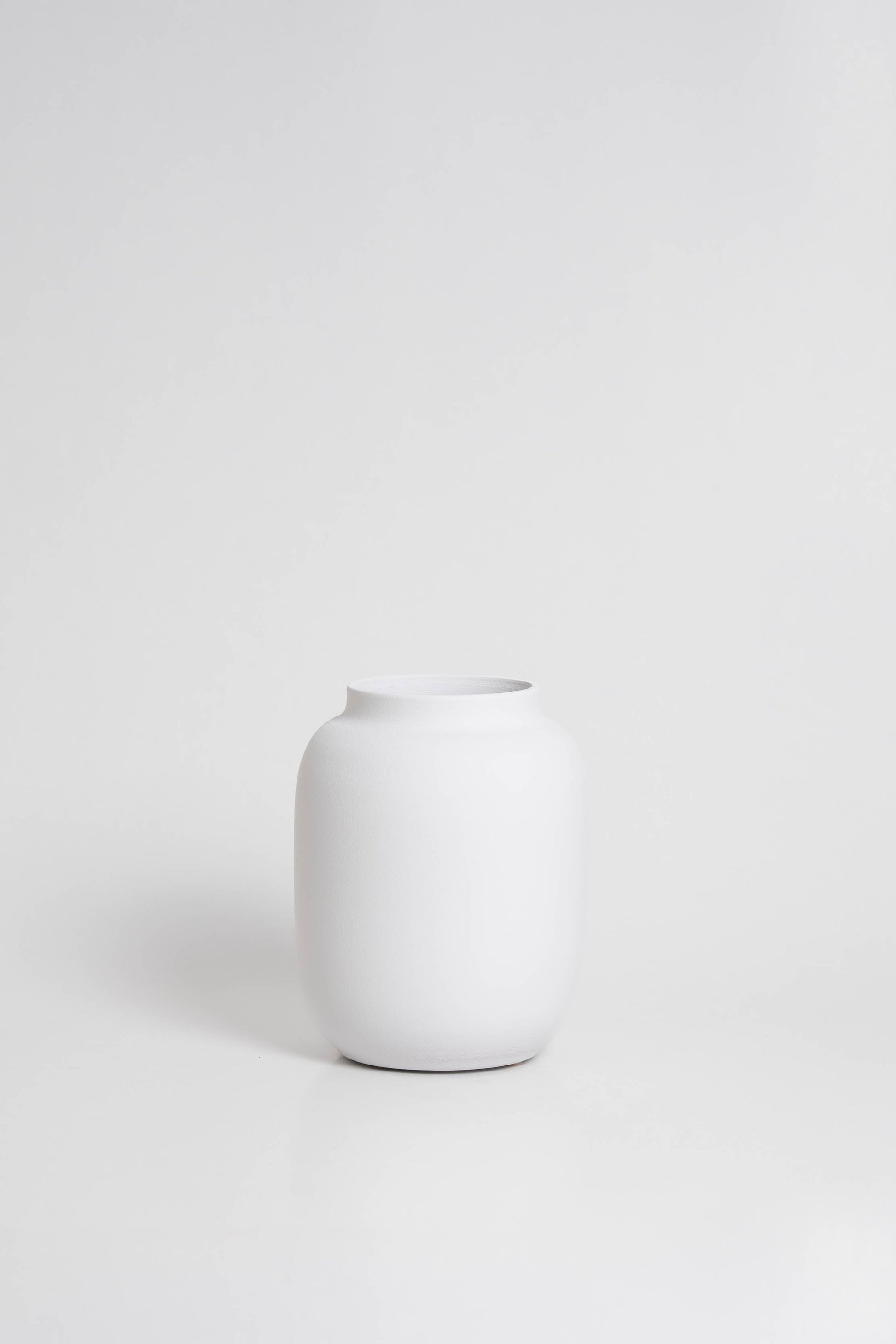 Blanc 04 Vase in white, ceramic with a minimalist design, handmade in Portugal. Ideal for displaying flowers or as a standalone decorative vase.