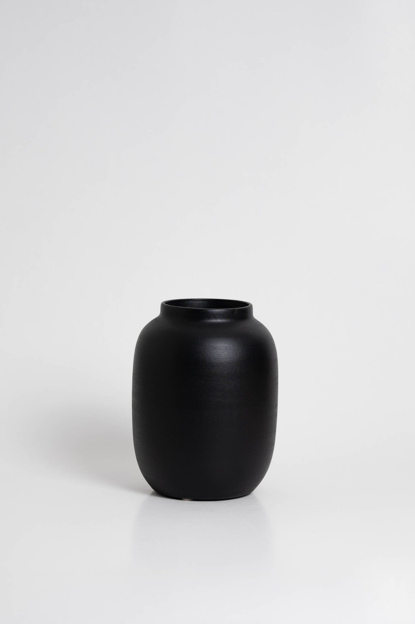 Blanc 04 Vase in black, ceramic with a minimalist design, handmade in Portugal. Ideal for displaying flowers or as a standalone decorative vase.