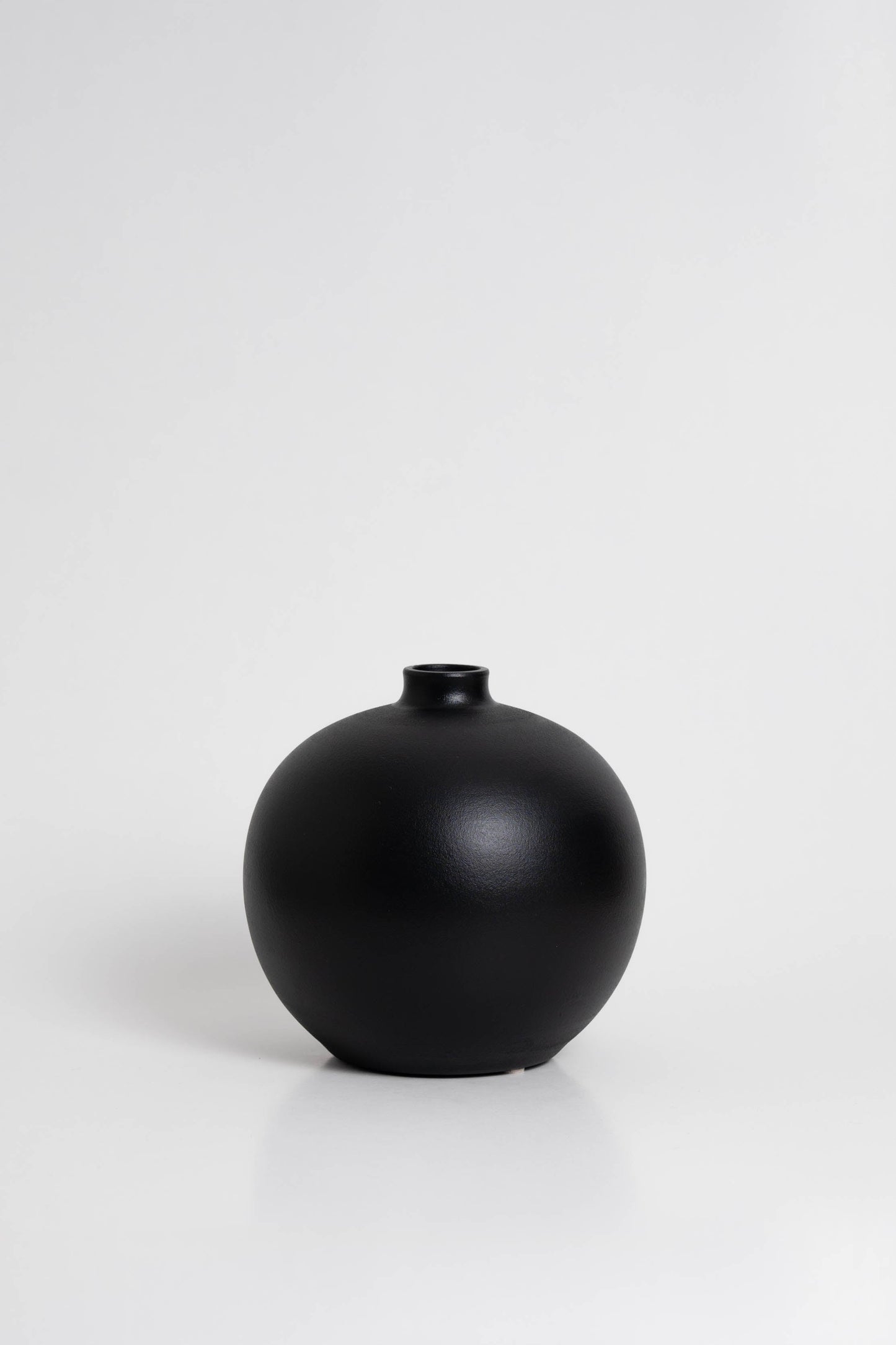 Blanc 03 Vase in black, ceramic with a minimalist design, handmade in Portugal. Ideal for displaying flowers or as a standalone decorative vase.