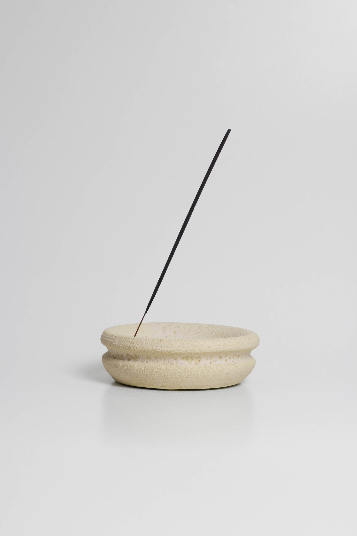 Incense holders in cream with a minimalist design inspired by the beauty of volcanic textures. They are sturdy, sustainable and handmade in Portugal. You can use any scent in the holder. In addition to the fragrance, this holder is an imposing piece of decoration for any space.