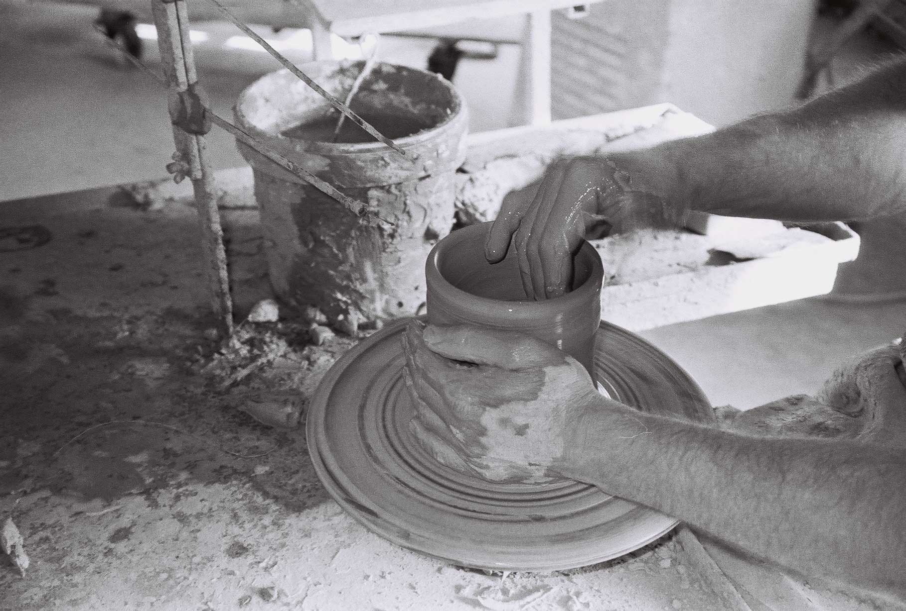 O Cactuu Handmade ceramic production created on a pottery wheel in Portugal, highlighting traditional techniques and attention to detail in the shaping and finishing process.