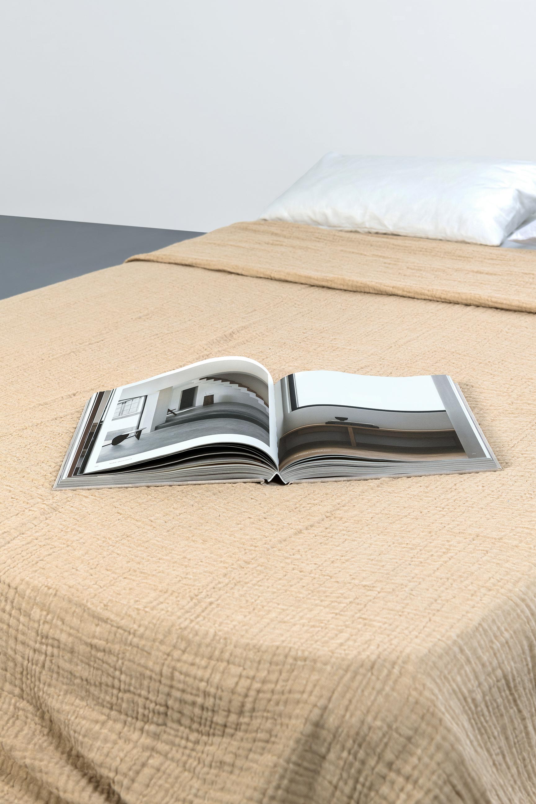 bedspread, 100% cotton, in beige.