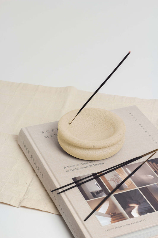 Incense holders with a minimalist design inspired by the beauty of volcanic textures. They are sturdy, sustainable and handmade in Portugal. You can use any scent in the holder. In addition to the fragrance, this holder is an imposing piece of decoration for any space.