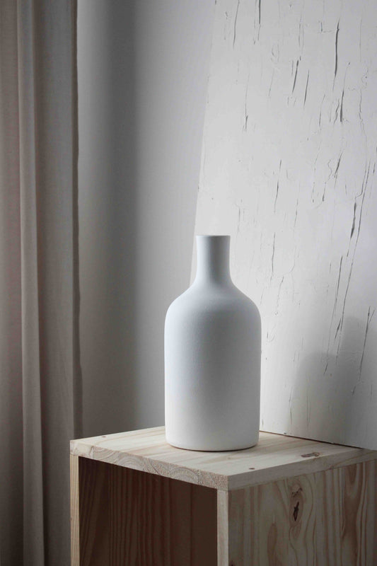 Blanc 02 Vase, ceramic with a minimalist design, handmade in Portugal. Ideal for displaying flowers or as a standalone decorative vase.