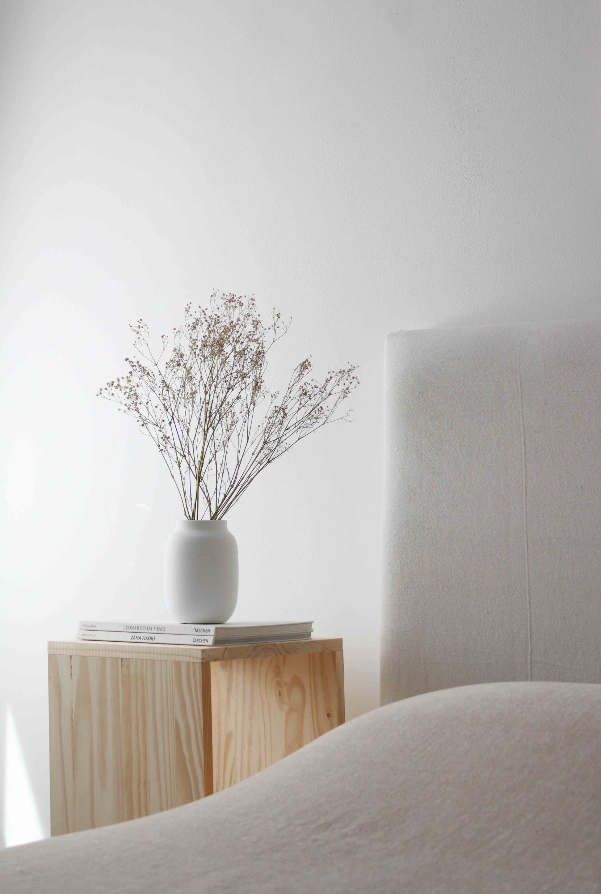 Blanc 04 Vase ceramic with a minimalist design, handmade in Portugal. Ideal for displaying flowers or as a standalone decorative vase in bedroom.