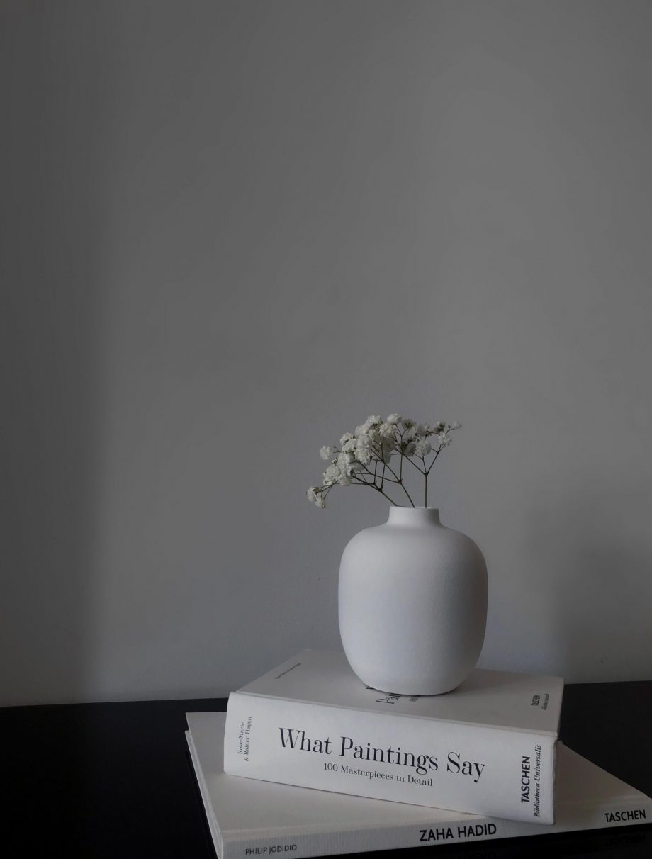 vase blanc décoratif avec des fleurs en décoration d'intérieur.