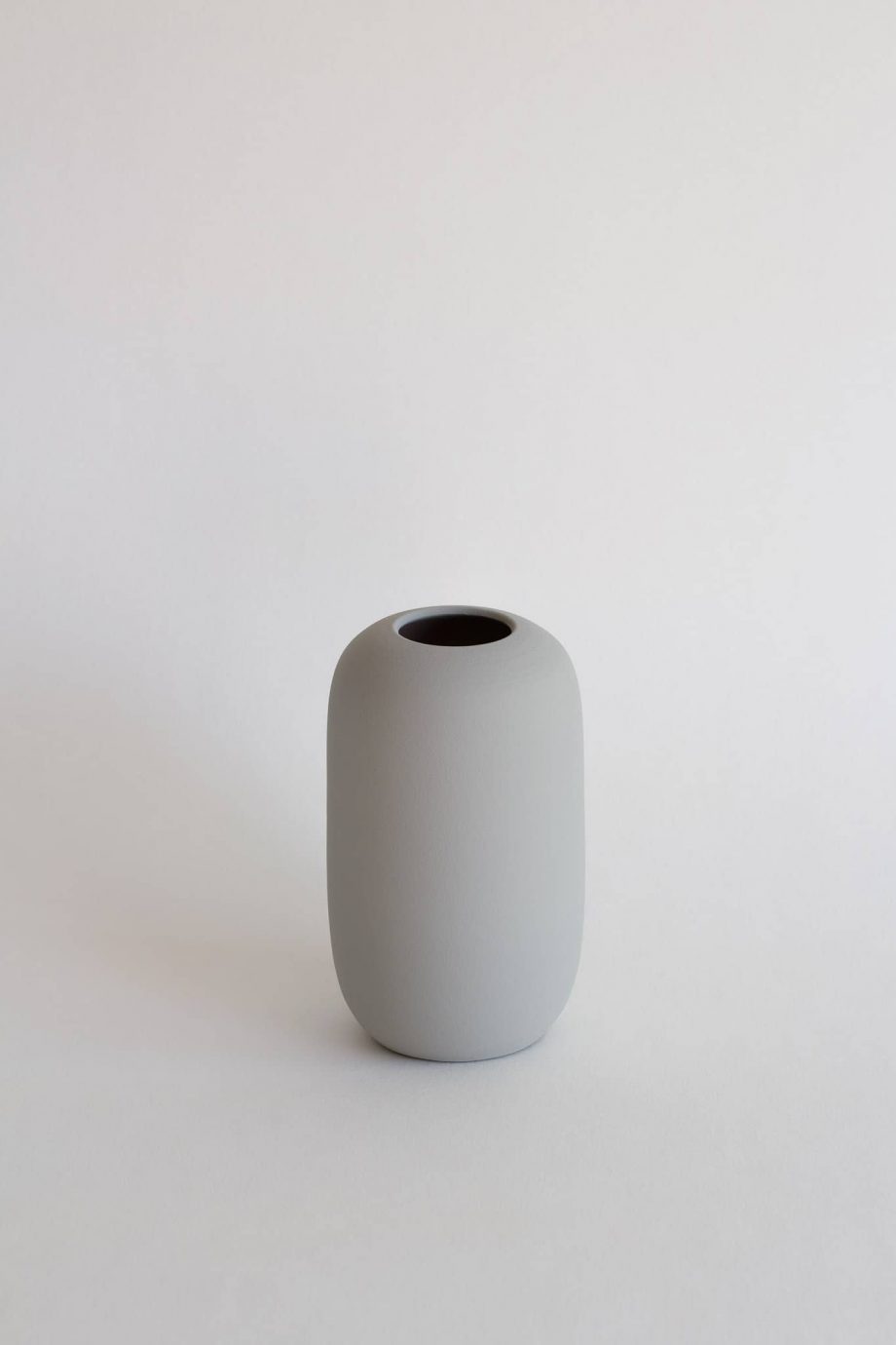 Decorative grey vase from the Portuguese home decoration brand o cactuu.