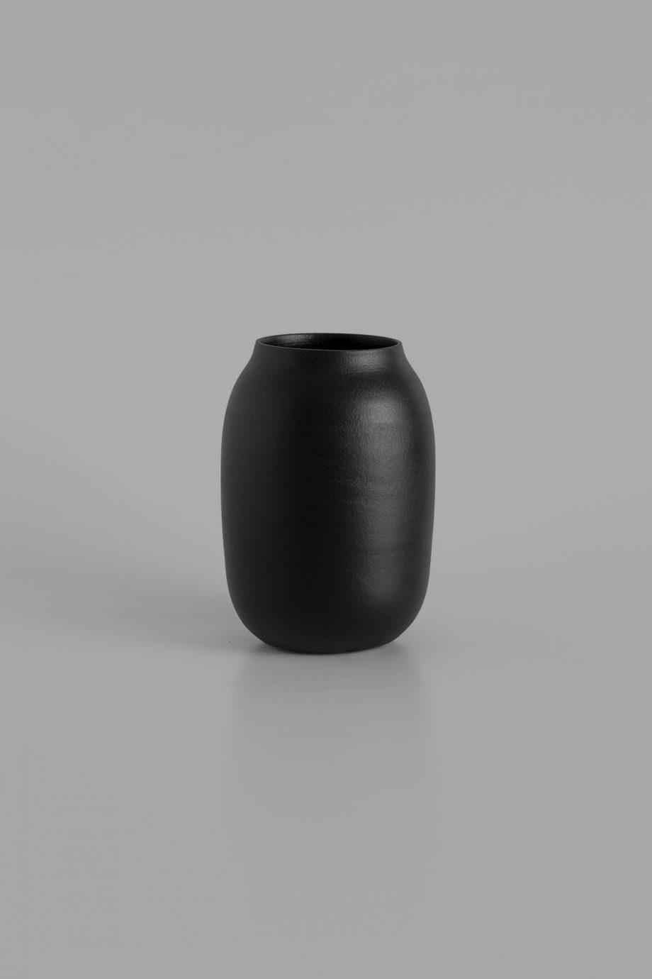 vase noir décoratif de la marque artisanale portugaise o cactuu.