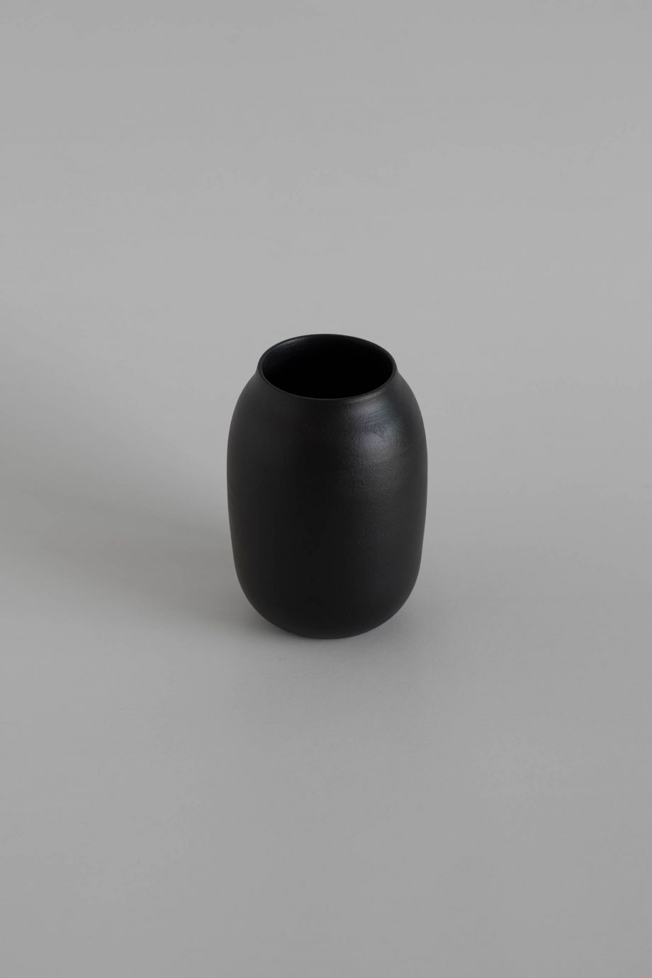 vase petit noir de la marque portugaise de décoration intérieure o cactuu.