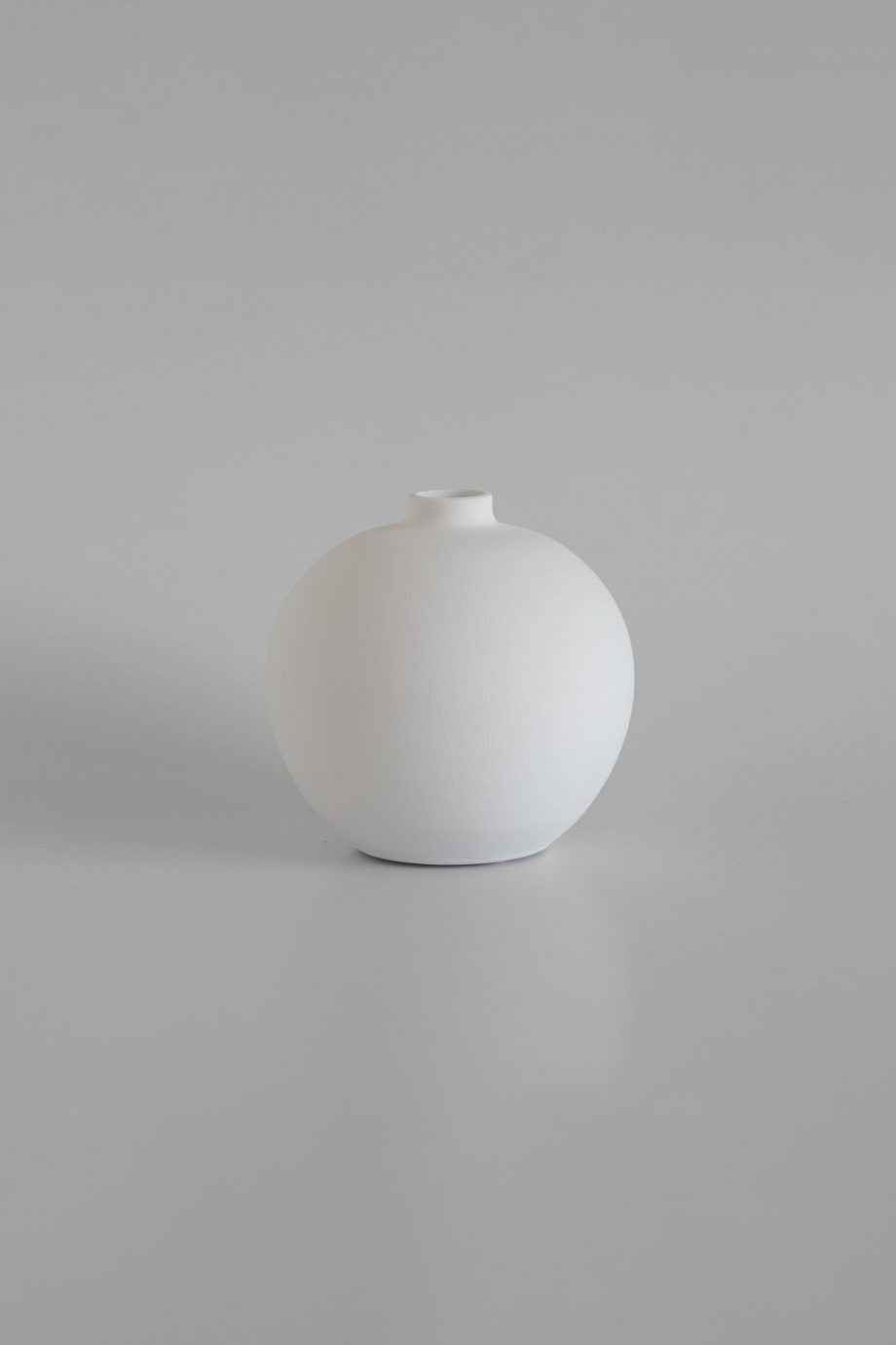vase rond blanc de la marque artisanale portugaise o cactuu.
