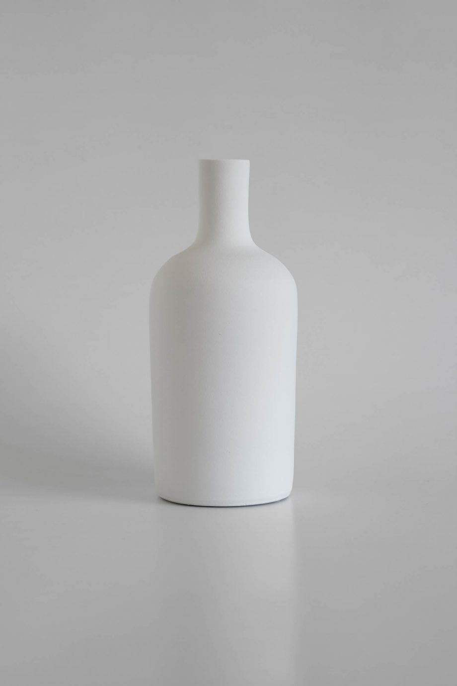 Dekorative hohe weiße Vase von der portugiesischen Handwerksmarke o cactuu.