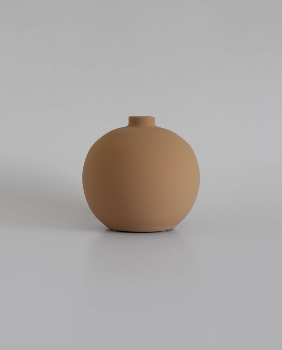 Round beige vase from the Portuguese handicraft brand o cactuu.