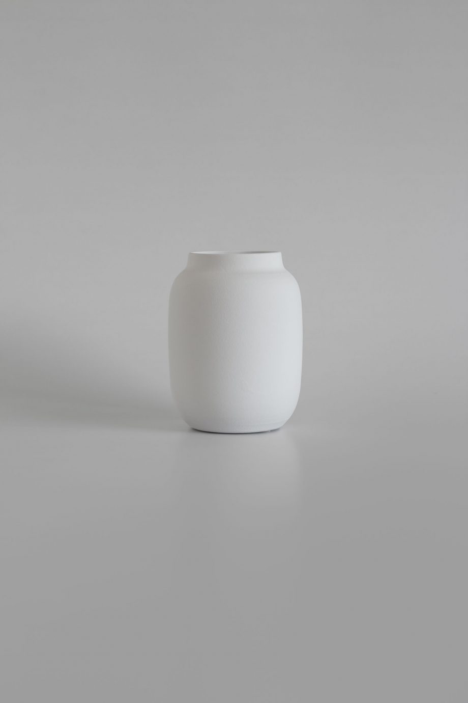 Dekorative weiße Vase von der portugiesischen Handwerksmarke o cactuu.