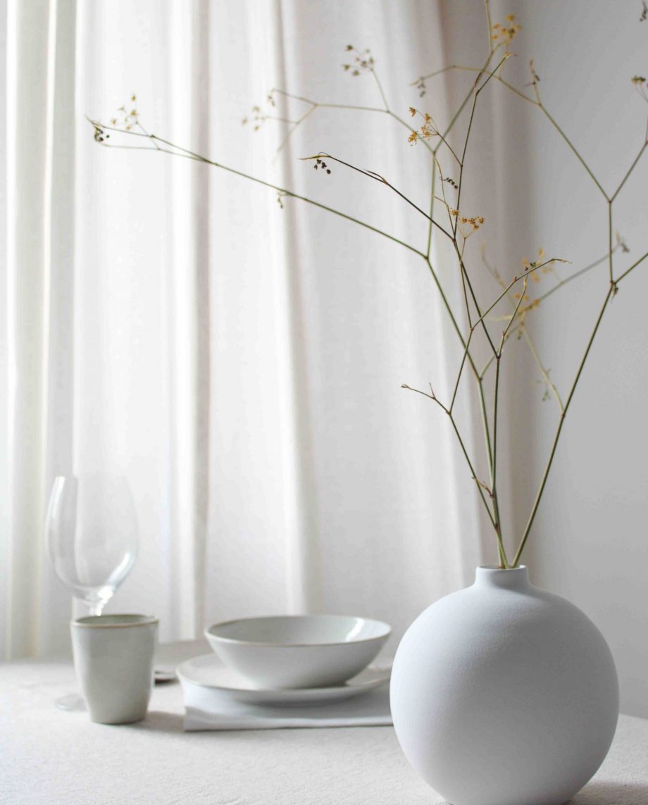 Runde weiße dekorative Vase für die Heimdekoration.