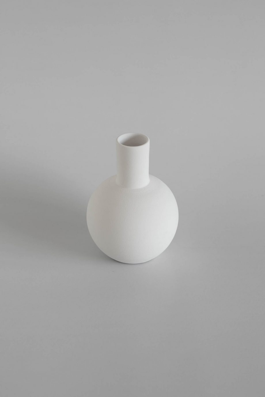 White decorative vase from the Portuguese home decor brand o cactuu.