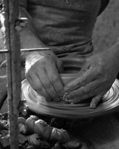 Cerâmica decorativa sendo feita a mão em Portugal.