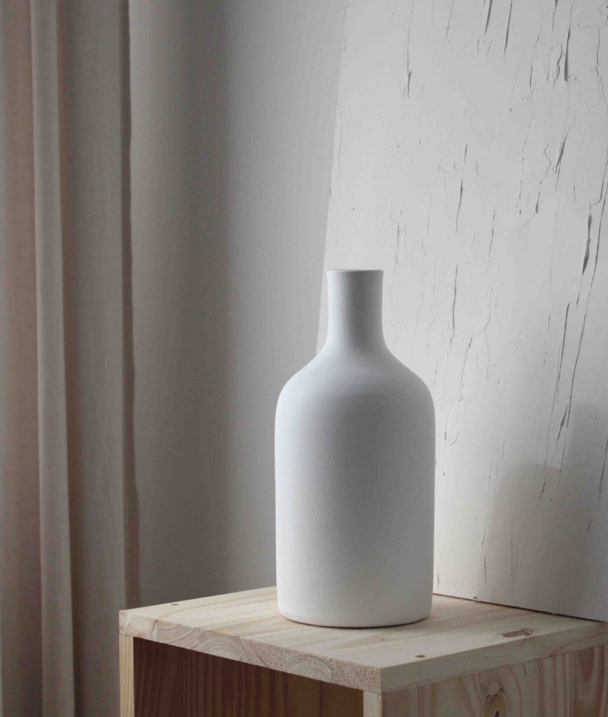 Dekorative weiße Vase aus handgefertigter Keramik, hergestellt in Portugal.