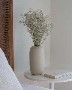 vase argile décorative faite à la main de la marque o cactuu en couleur sable, décorée de fleurs séchées.