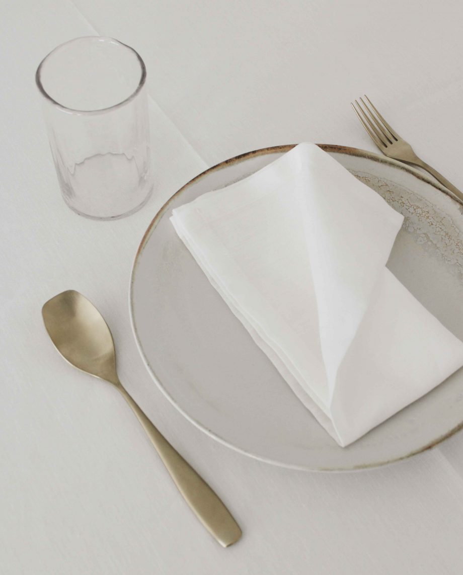 Serviette de table en lin blanc de la marque de décoration intérieure O Cactuu.