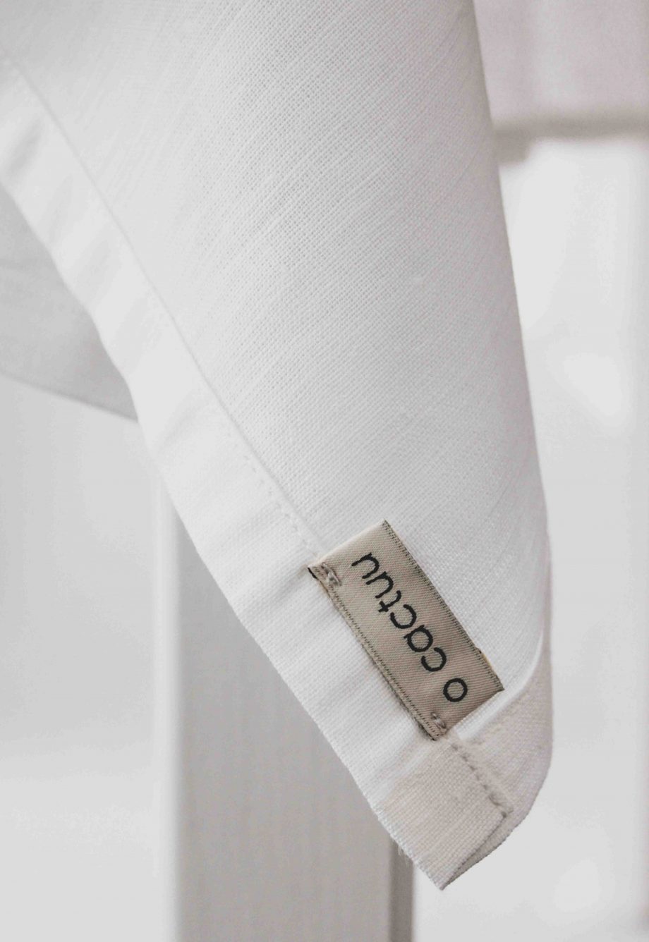 Etiqueta de fios reciclados do guardanapo em linho branco da marca O Cactuu.