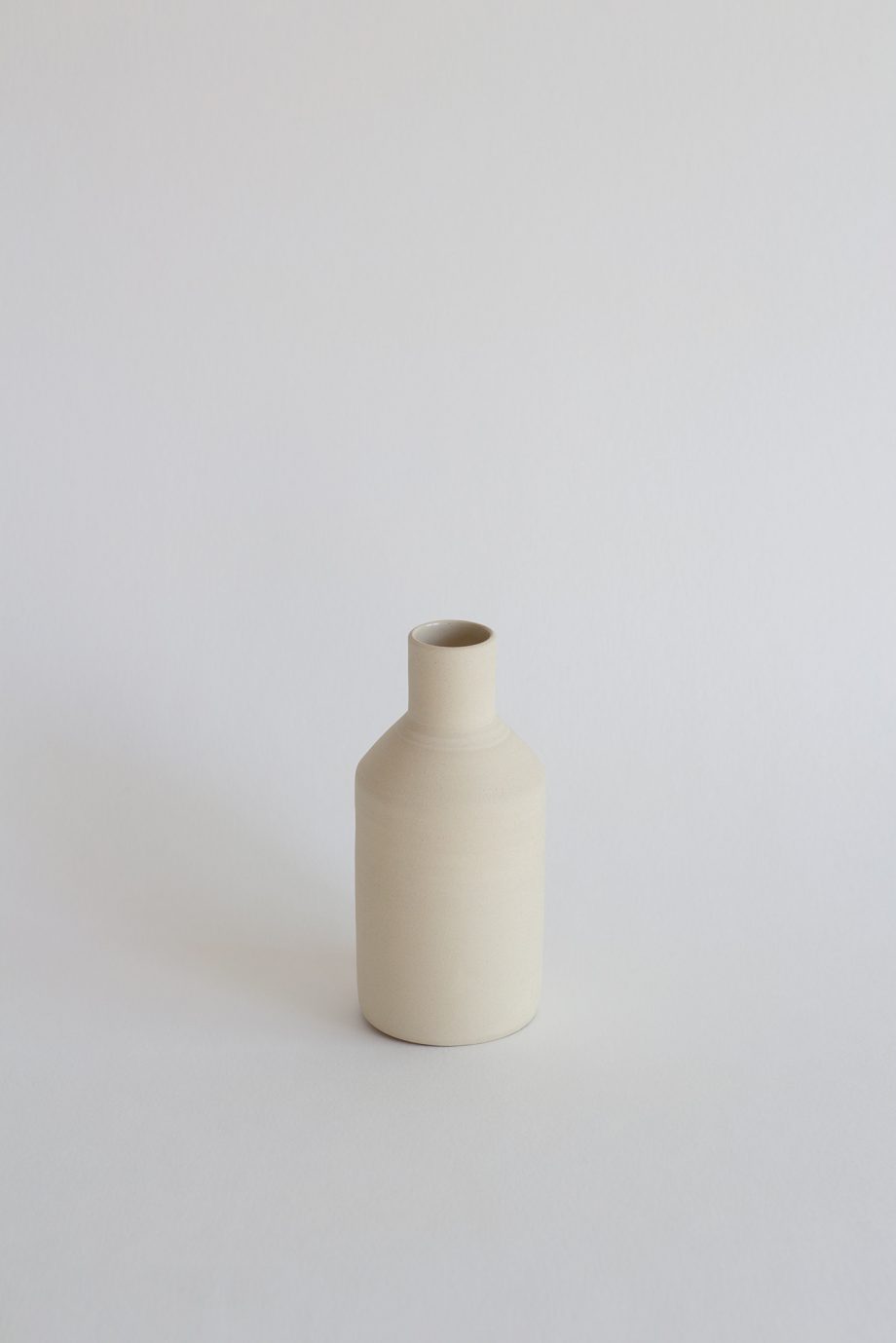 Small decorative vase in natural stoneware from Portuguese handicraft brand o cactuu.