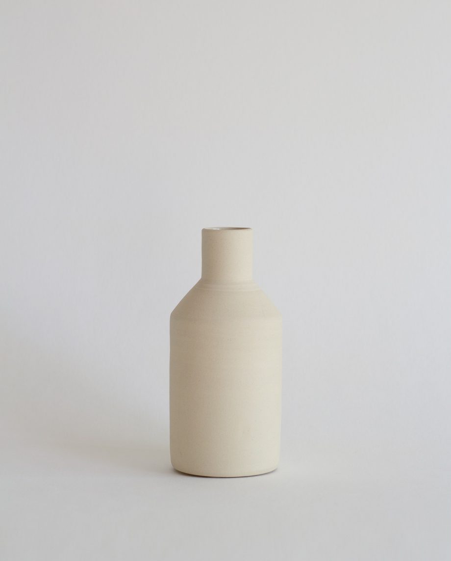 Small handmade vase in natural stoneware from the Portuguese home decoration brand o cactuu.
