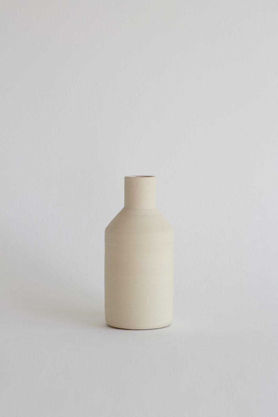 Kleine handgefertigte Vase aus natürlichem Steingut von der portugiesischen Marke für Wohndekoration o cactuu.