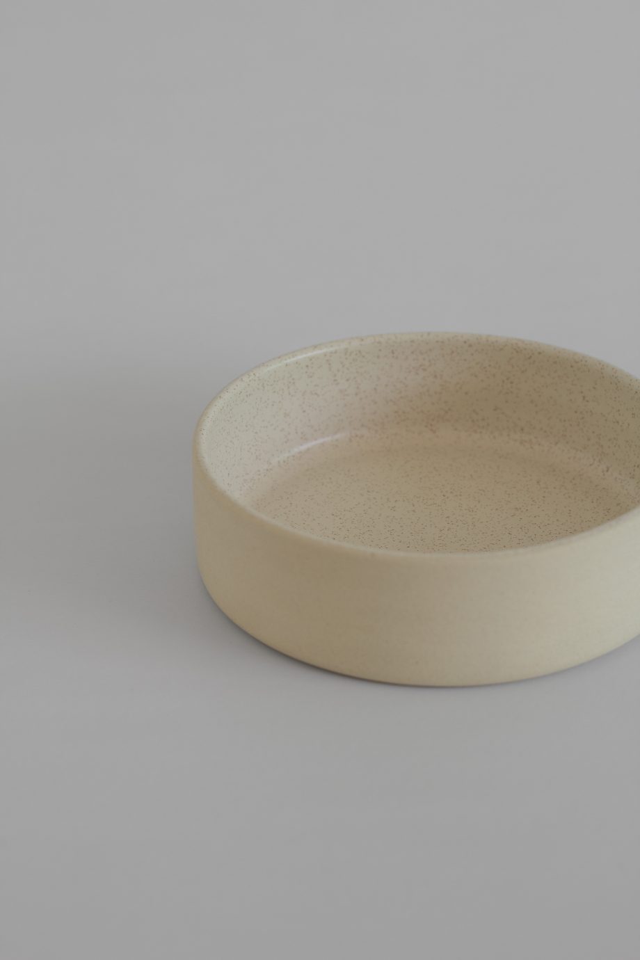 Bowl de cerâmica creme com interior vidrado feito em Portugal de forma artesanal.