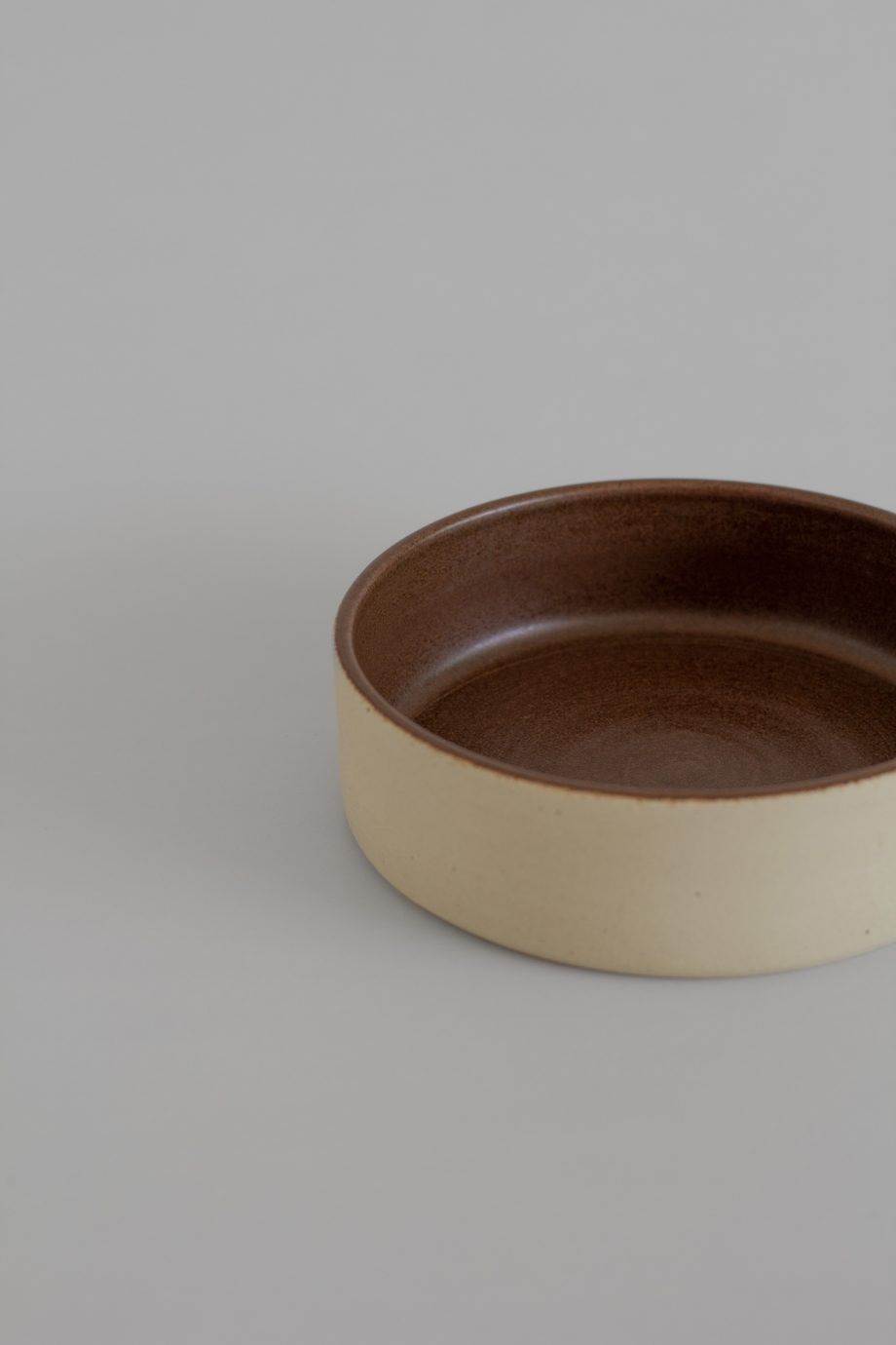 Bowl de cerâmica artesanal com interior vidrado castanho da marca de decoração portuguesa O Cactuu.