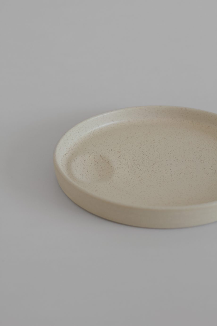 Plat en céramique crème avec intérieur émaillé de la marque portugaise de céramique artisanale O Cactuu.
