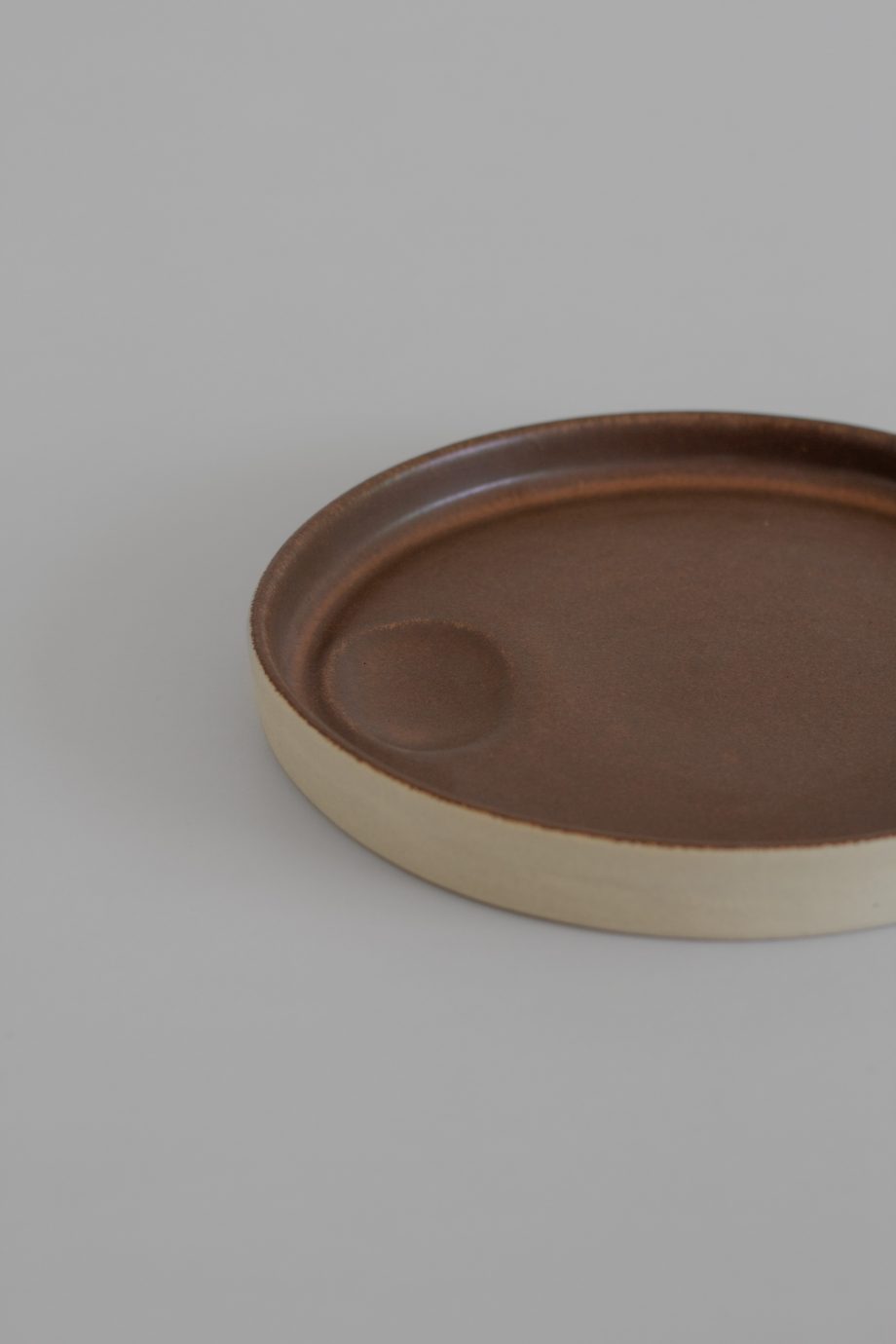 Plat en céramique grès avec intérieur marron de la marque artisanale portugaise O Cactuu.